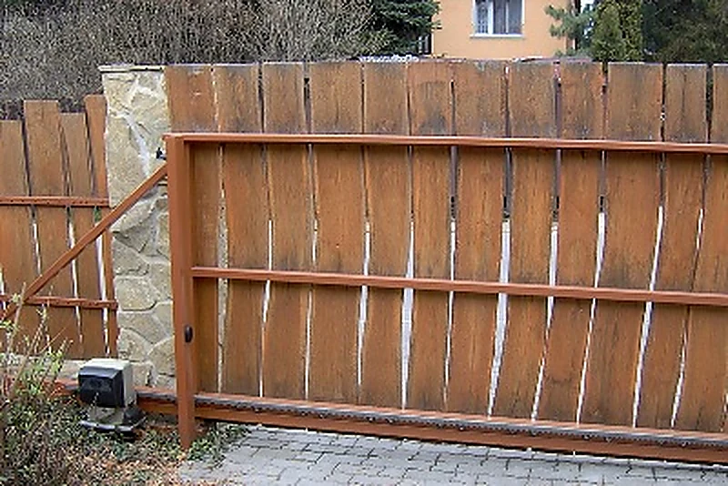 Levegőben úszó, sín nélküli kapu