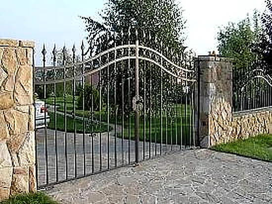 Kétszárnyú kertkapu